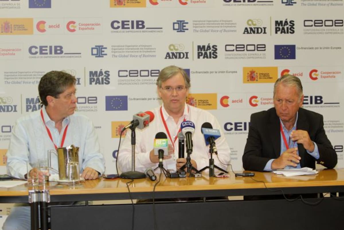 Durante la rueda de prensa en la Cooperación Española, sede de la reunión de Organizaciones Empresariales de Iberoamerica, Francisco Martínez - al centro - acompañado de Bruce Mac Master, presidente de la Andi de Colombia y Daniel Funes de la Rioja, presidente de la Organización Internacional de Empleadores. JULIO CASTAÑO-EL UNIVERSAL