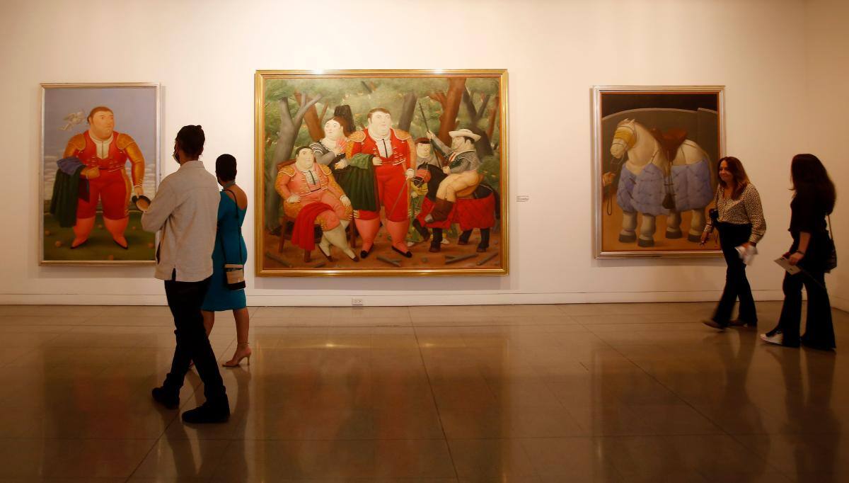 Personas se aglomeran en el Museo de Antioquia en Medellín para ver las obras de Botero.