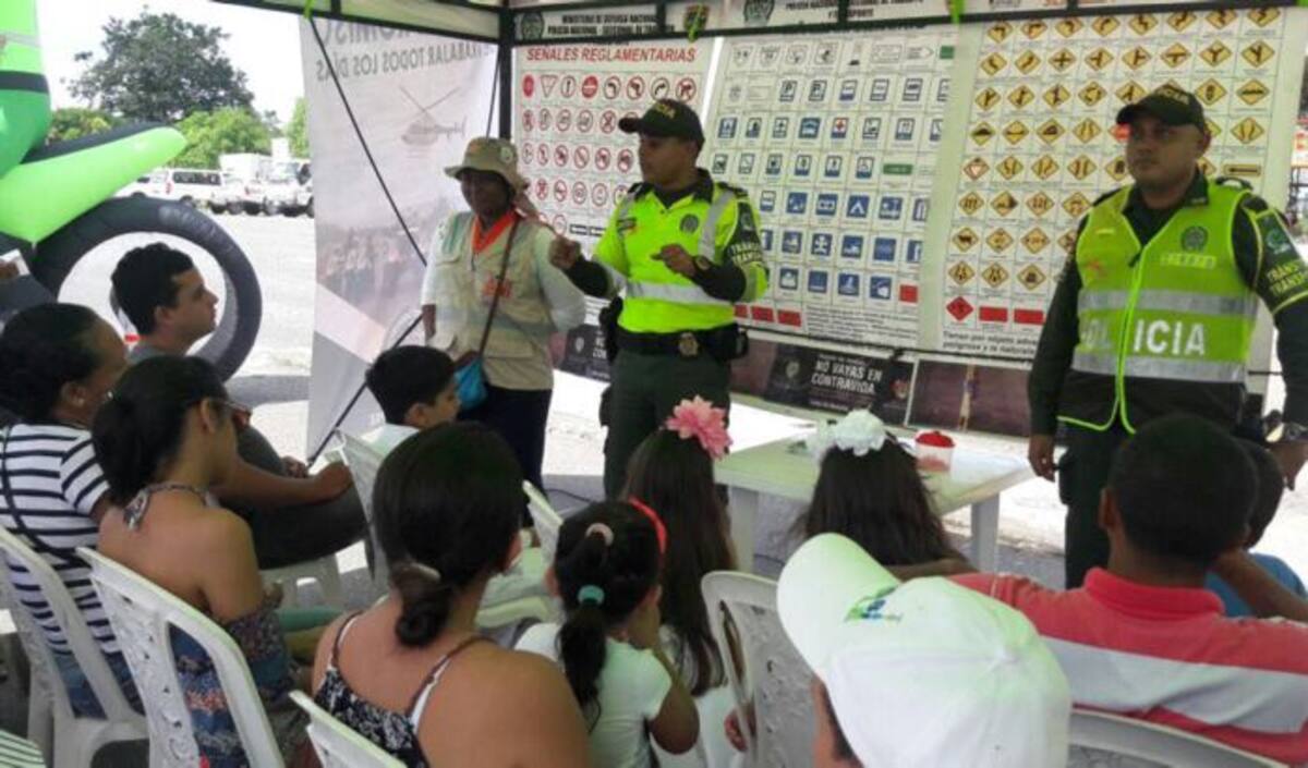 Las autoridades de tránsito ofrecieron charlas a los ciudadanos que se movilizan por la vías del departamento sobre el respeto a las normas de tránsito. Cortesía.