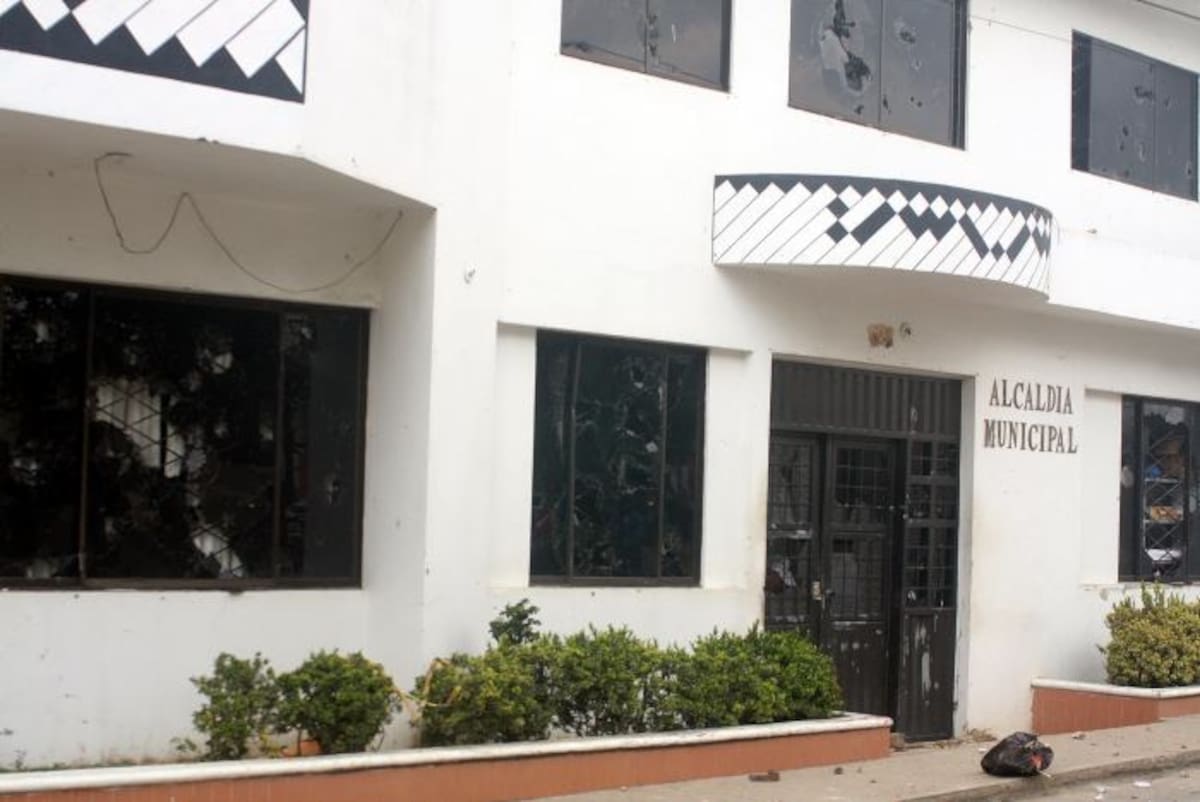 Daños en la sede de la Alcaldía Municipal, donde lanzaron piedras a las ventanas y puertas. MANUEL SANTIAGO PÉREZ - EL UNIVERSAL -