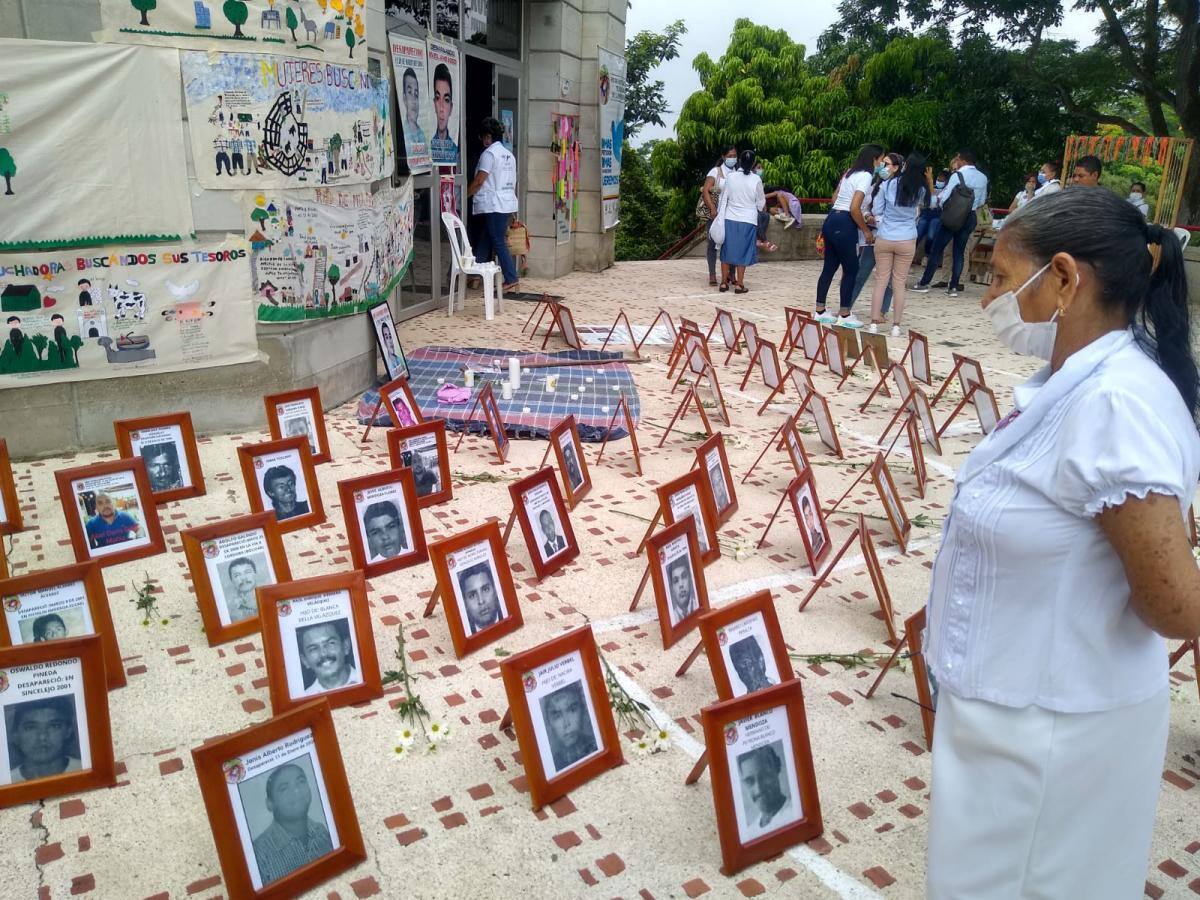 Cientos de personas siguen en la búsqueda incansable de los familiares desaparecidos. //Manuel Santiago Pérez - El Universal.