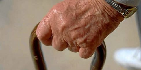 ¡Indignación! Abandonaron a anciano, diagnosticado con cáncer, en un parque
