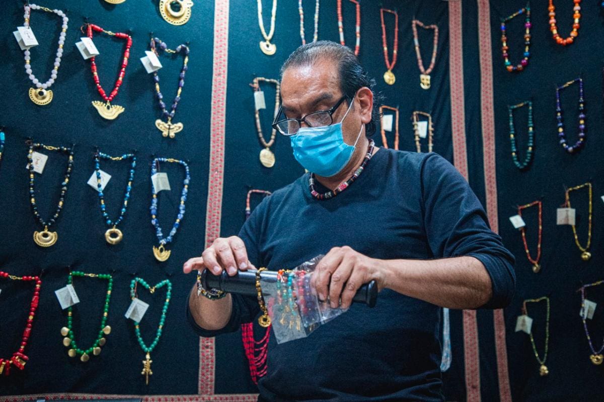 Artesano expone sus obras en Farex 2022. // Foto: cortesía.