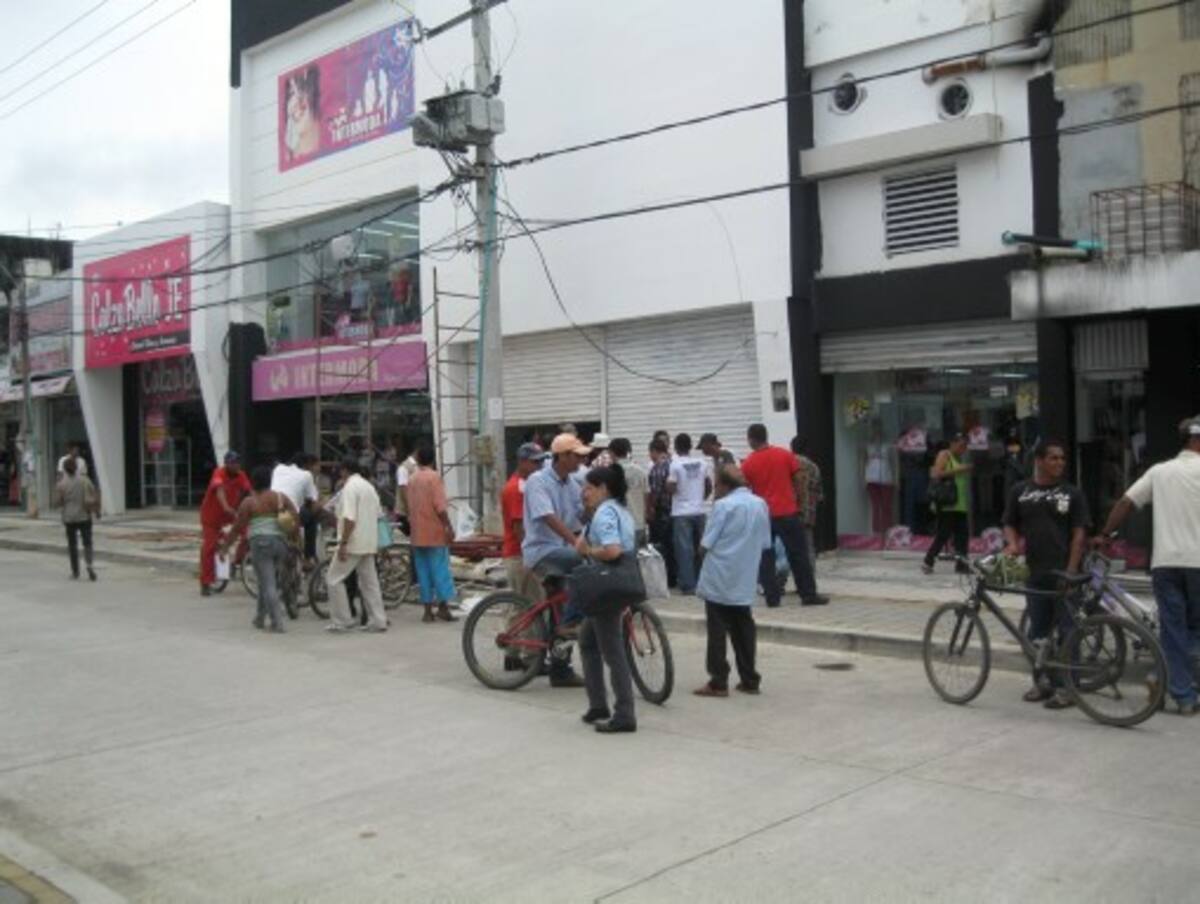 Los curiosos se agolparon en el centro para ver lo ocurrido.