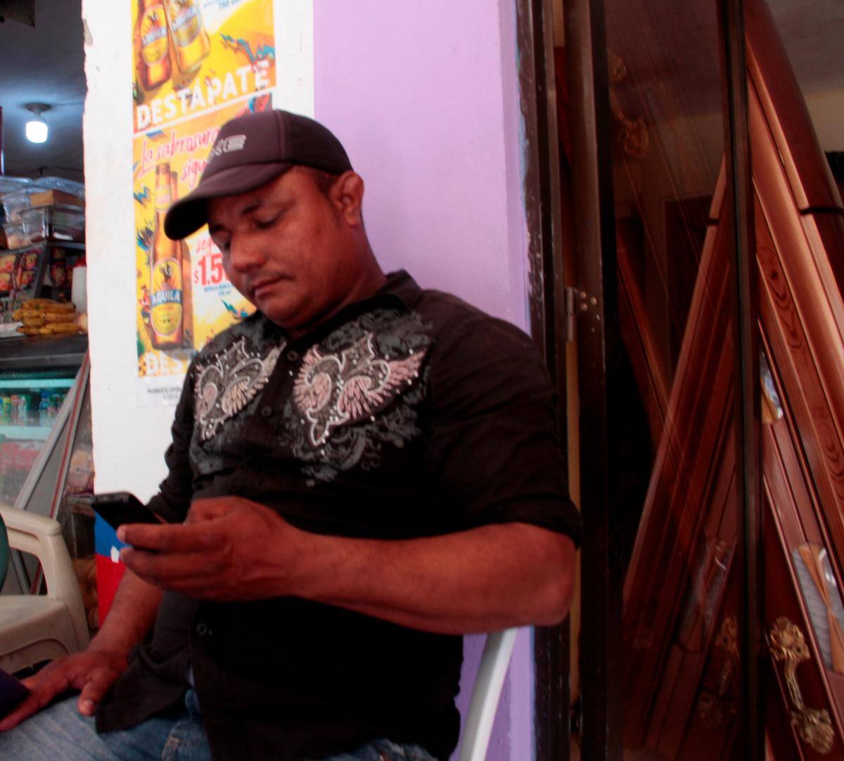 John trata de estar tranquilo, pero el dolor por la cruel muerte de su hija no lo puede esconder. La tristeza abarca su mirada.