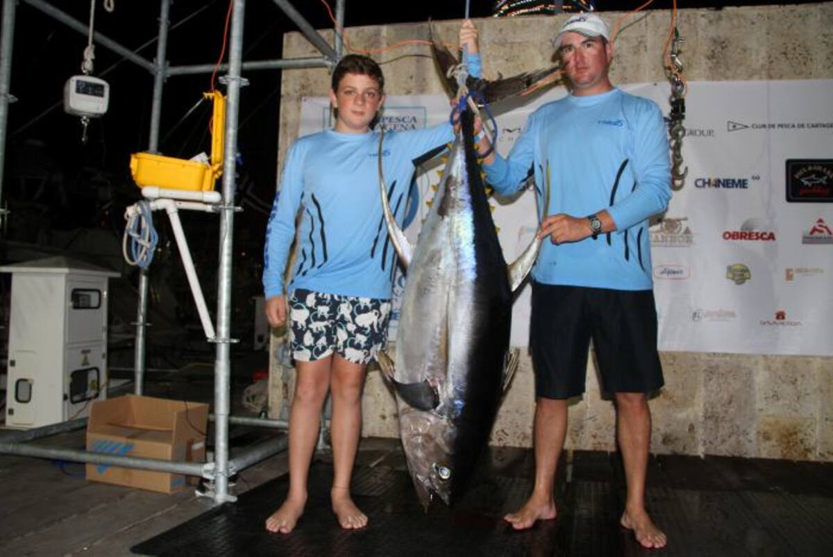 Martín Delgado (derecha) pescó un atún de 130 libras. Zenia Valdelamar/El Universal