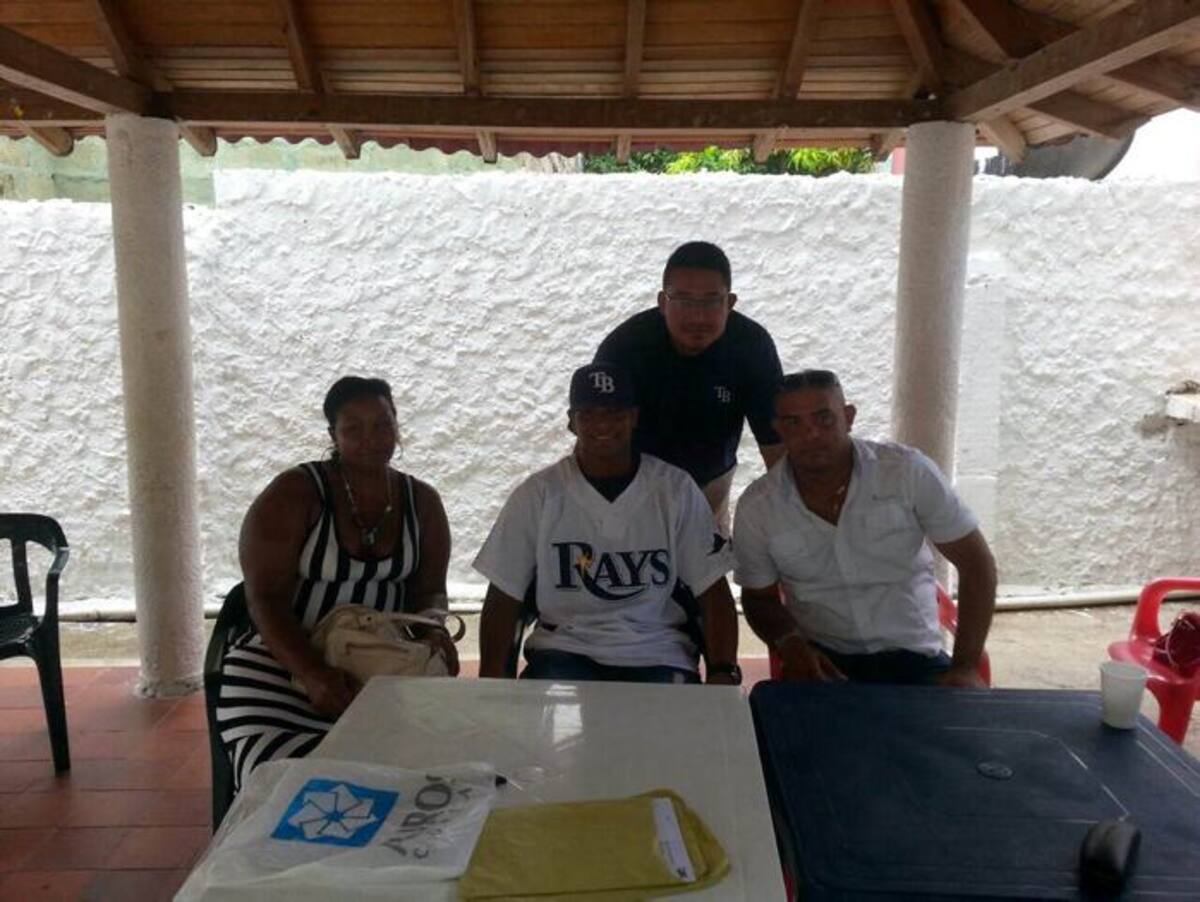 Ronaldo Hernández con sus padres José hernandez y Deisy Martínez, con el scout Ángel Contreras. Cortesía