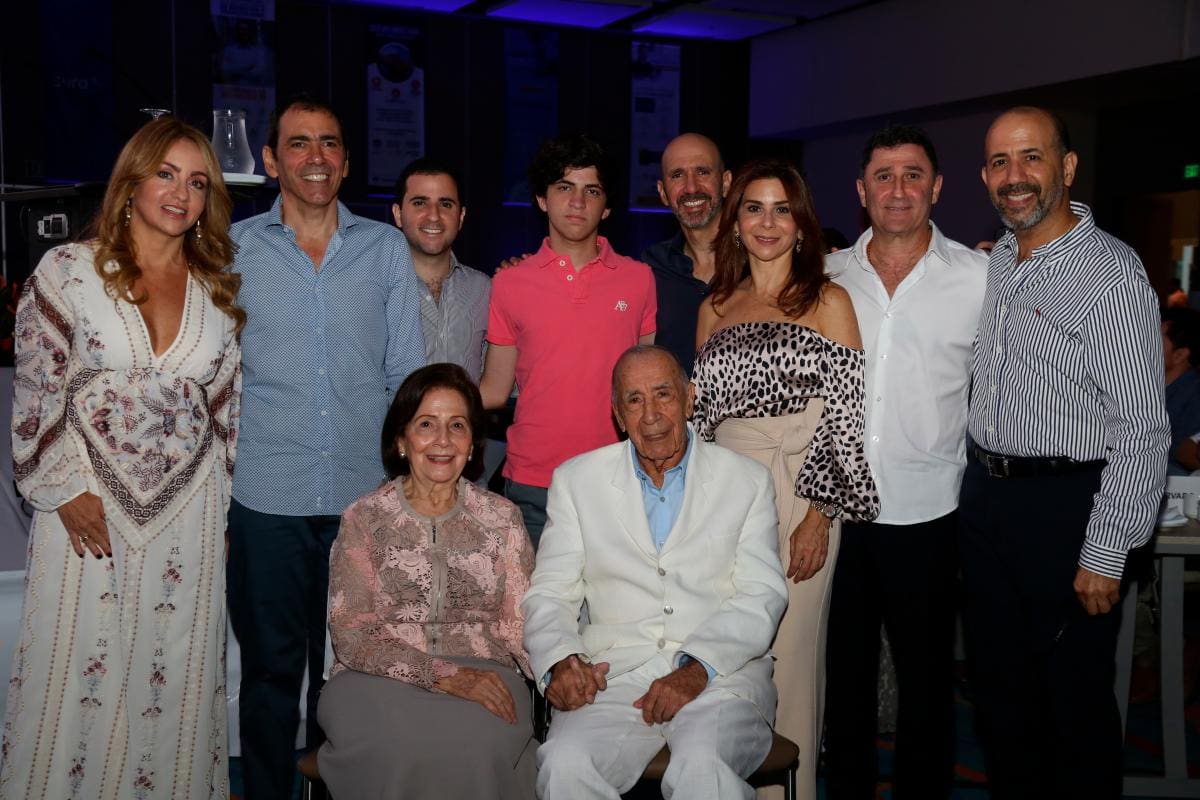 De pie: Daiany de Char, Omar Char, Andrés Jaller, Daniel Char, Munir Char, Miriam Char, Juan Jaller y Henry Char; sentados: Cecilia de Char y uno de los homenajeados, Henry Char.//Fotos: Maruja Parra.
