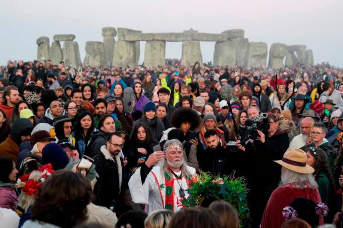 Miles de personas celebran en Stonehenge el Solsticio de Verano