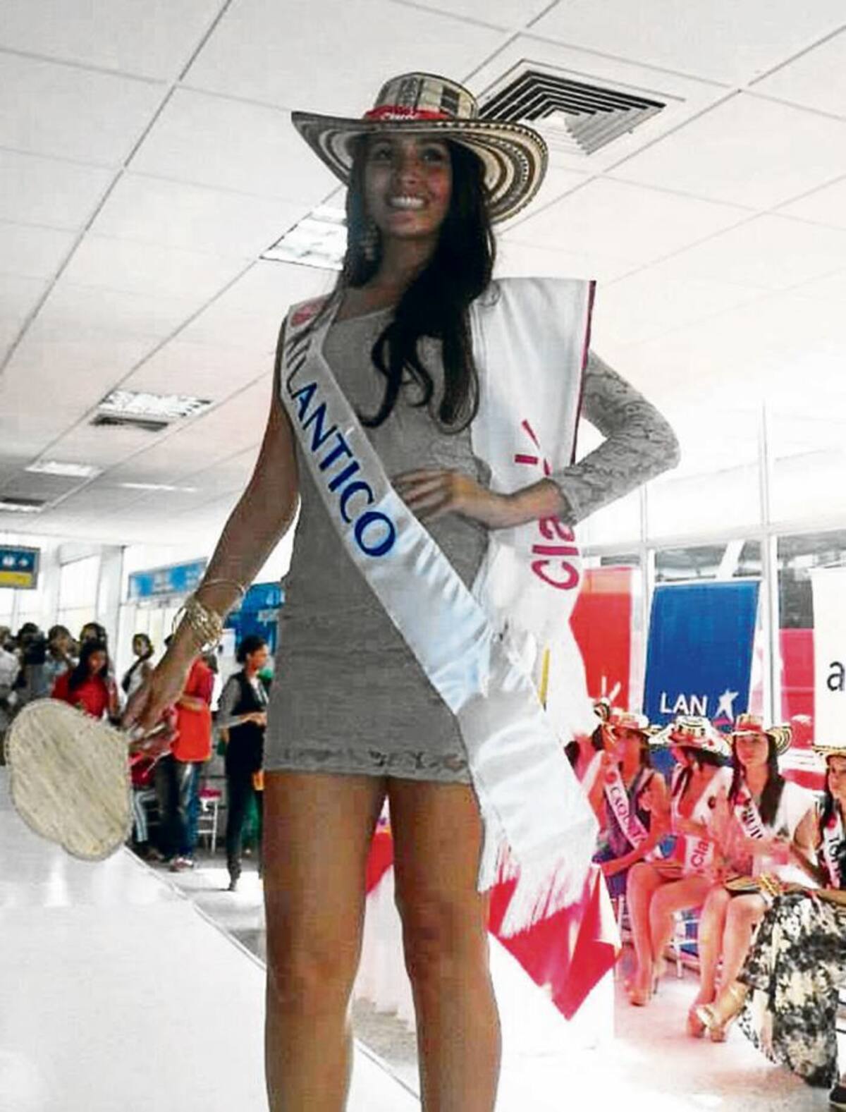 La candidata del Atlántico, Zaira Melissa Delgado Bula, fue una de las más aplaudidas durante su llegada al aeropuerto Los Garzones.