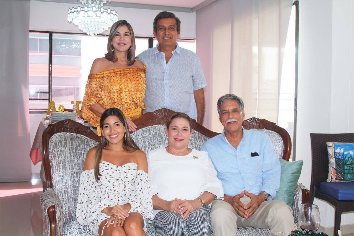 De pie: Marieta Londoño de Álvarez y Juan Carlos Álvarez; sentados: Estefanía Álvarez, Heidy Schiffino y Jorge Del Castillo.