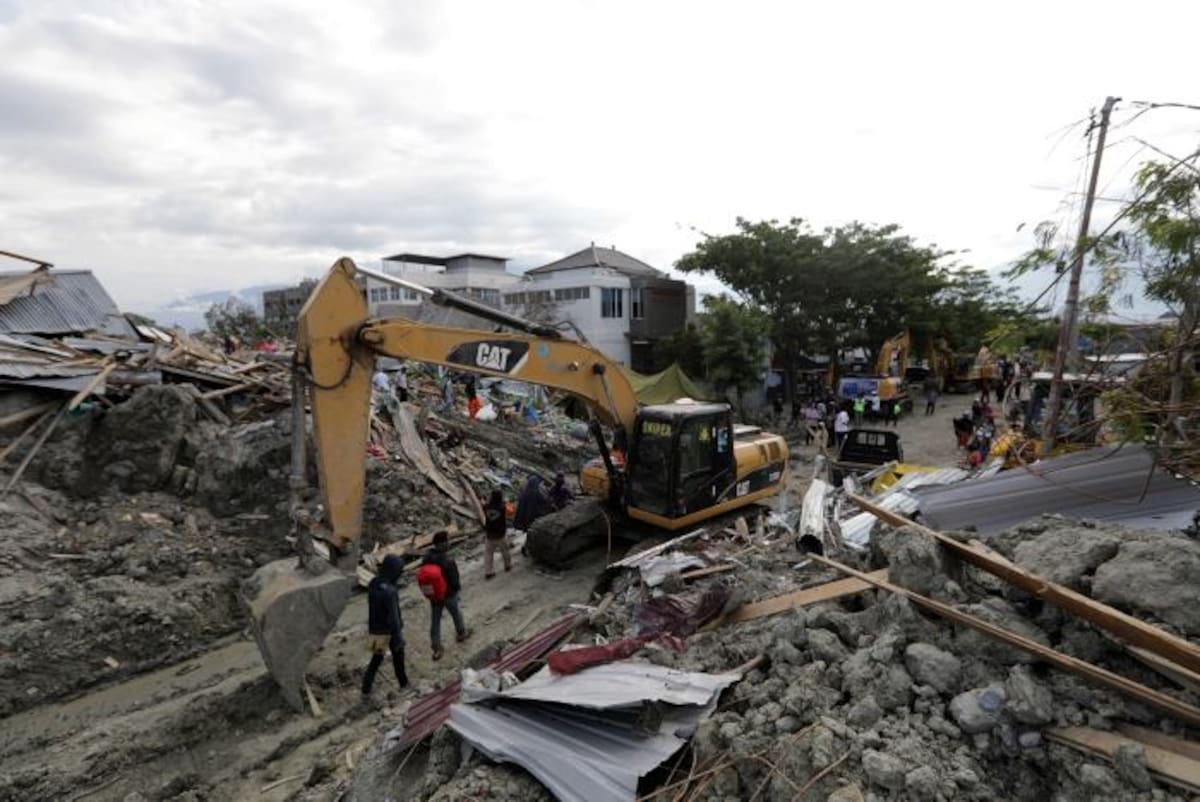 Miembros de los equipos de rescate continúan con la búsqueda de víctimas en Betobo, Palu, en la isla indonesia de Célebes. EFE HOTLI SIMANJUNTAK