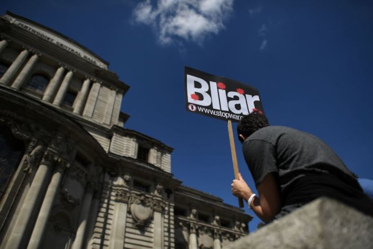 Un manifestante sostiene un cartel durante una protesta cerca de la sede de la publicación del informe de Investigación sobre Irak en Londres. AFP BEN STANSALL