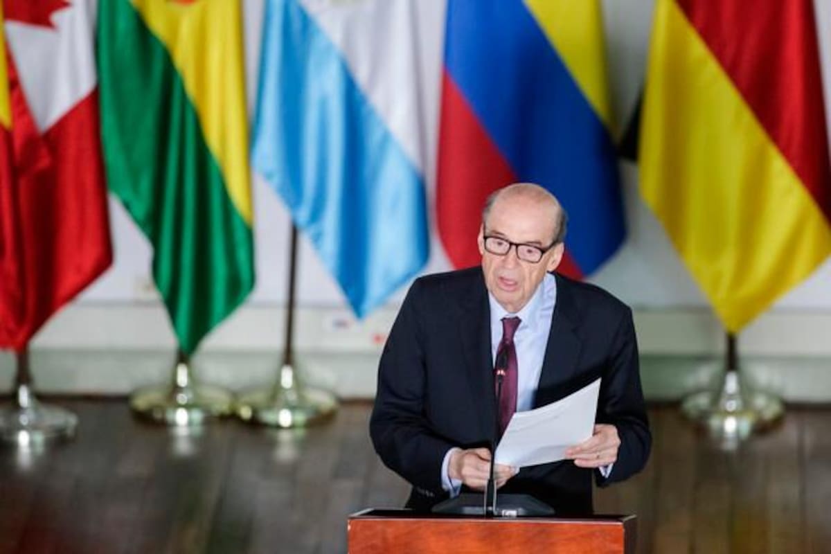 Confirman suspensión y abren nueva investigación contra canciller Álvaro Leyva