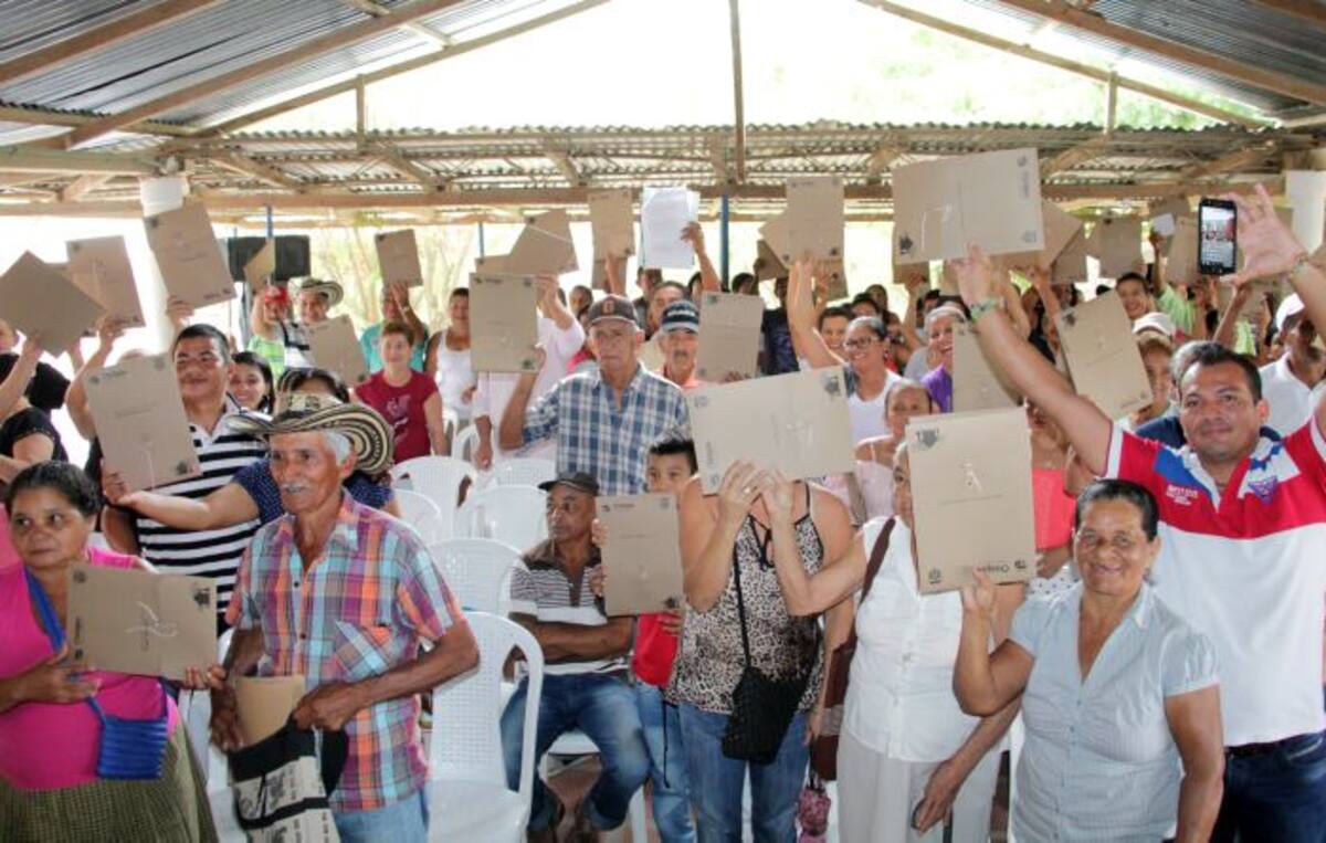 Más de 100 propietarios de viviendas recibieron sus títulos en Ovejas. MANUEL SANTIAGO PÉREZ/EL UNIVERSAL.