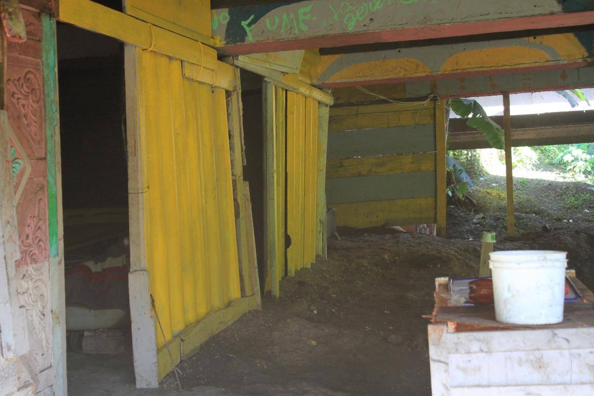 Debajo del puente, sus habitantes han dividido los espacios en cuatro cuartos, usando láminas de zinc y madera.//Foto: Julio Castaño - El Universal.