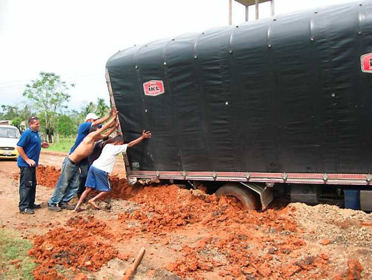 Un camión que cubría la ruta Barranquilla–Mompox se atolló y fue desvarado después de 4 horas. CORTESÍA