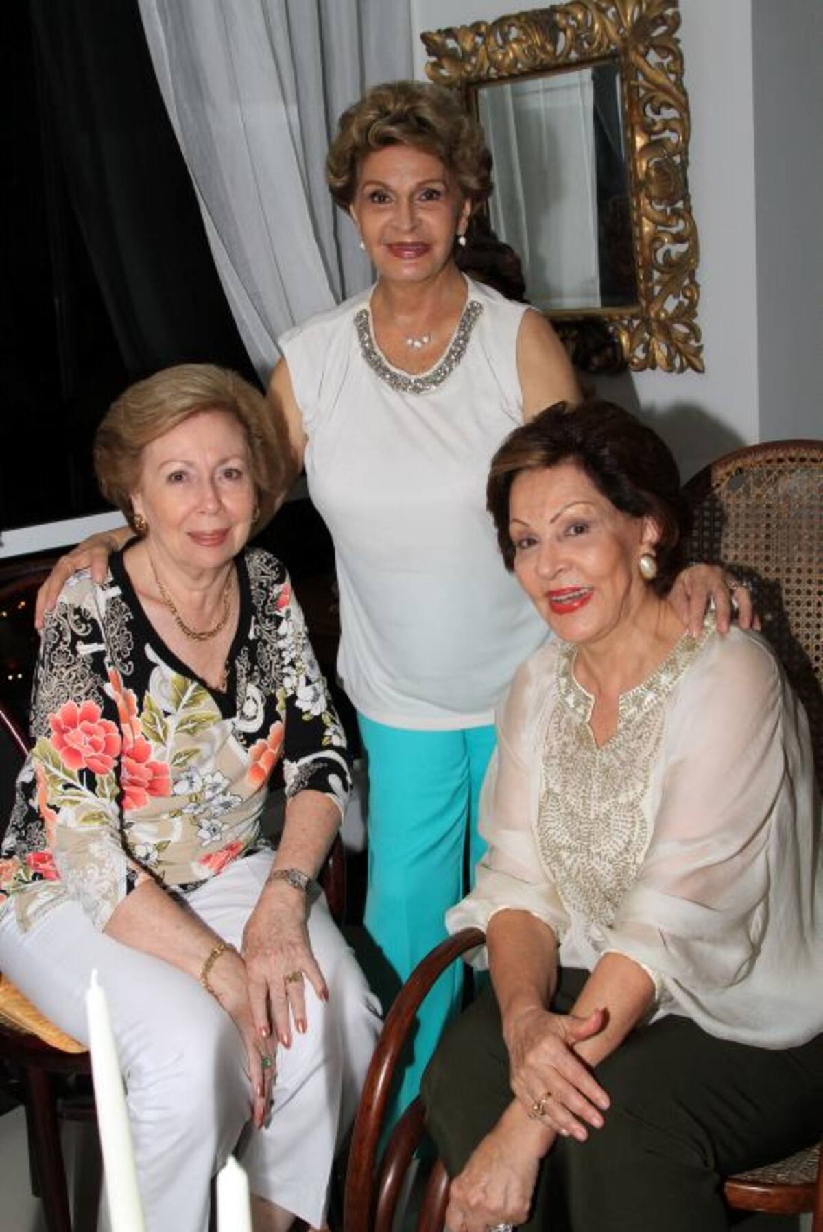 De pie: Toñita Visbal; sentadas: Nancy de Vidales y Marieta de Martínez.