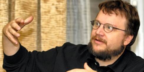 Guillermo del Toro revela la muerte de su hermano durante emotivo discurso
