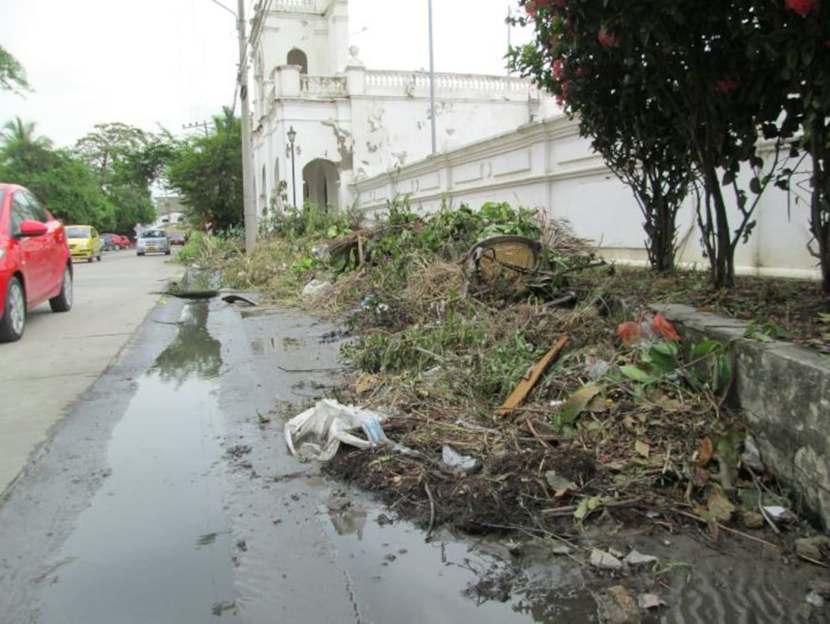 Los residuos sacados por los operarios son eventualmente depositados en las afueras del camposanto, en un costado de la Cuarta Avenida de Manga. PEDRO TORRES, GENTE BAHÍA - EL UNIVERSAL