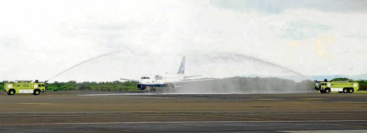 Esta imagen, del bautizo de la nave del vuelo inaugural, se repetirá hoy con el primer vuelo Fort Lauderdale-Cartagena, de JetBlue. ARCHIVO.