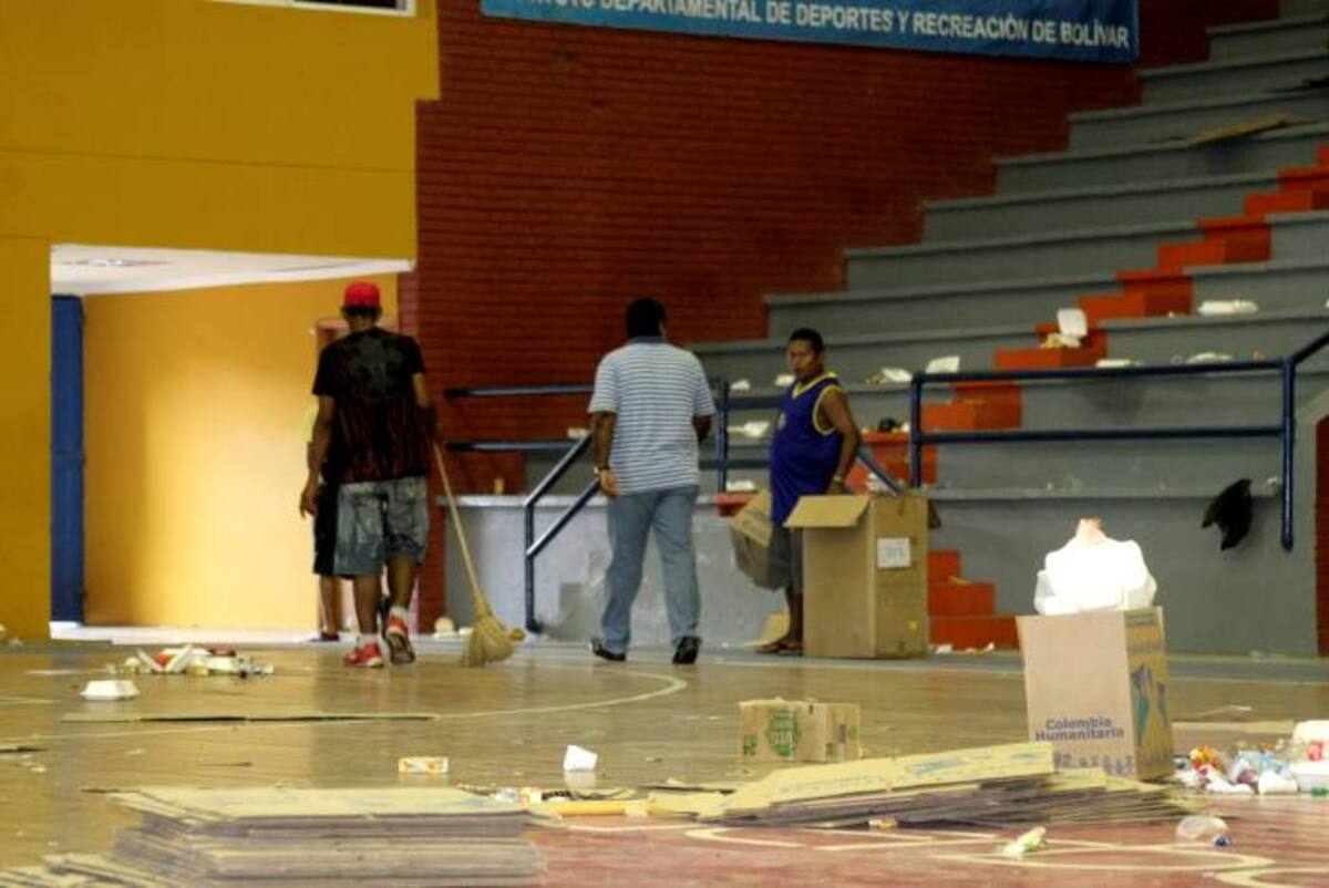 Personal de mantenimiento de Iderbol trabaja en la recolección de basura en el Coliseo Bernardo Caraballo. DAGOBERTO CABARCAS - EL UNIVERSAL
