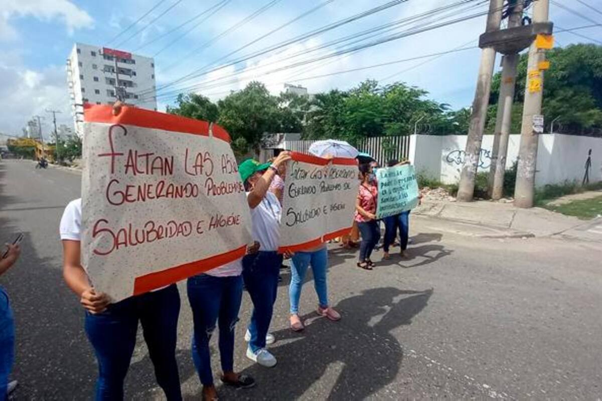 Bloqueos en la Cristanto Luque por falta del servicio de aseo en colegios