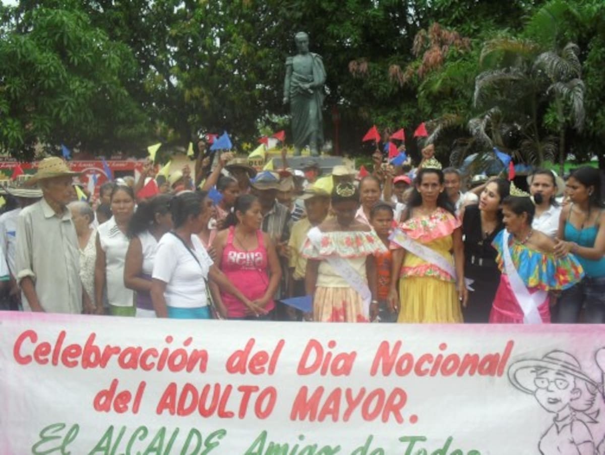 Las personas de la tercera edad en el municipio de Pueblo Nuevo fueron objeto de un agasajo para celebrar el Día del Adulto Mayor.