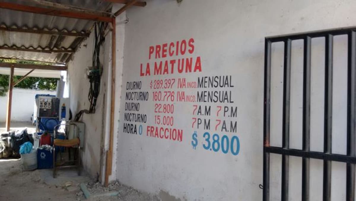 Tabla de precios en el parqueadero La Matuna. El Universal