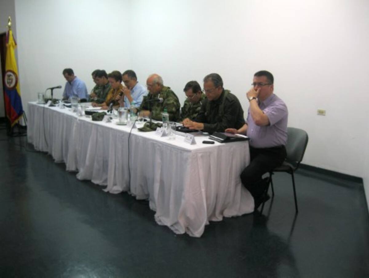 El Ministro de Defensa, Rodrigo Rivera; el comandante de las fuerzas militares, Almirante Edgar Celis; comandante de la Policía, Oscar Naranjo; la gobernadora Marta Sáenz en consejo de seguridad.
