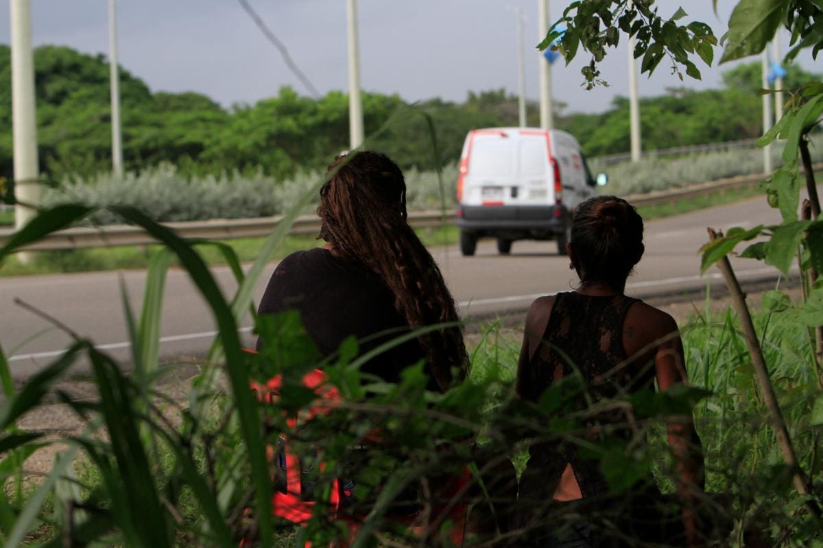 Prostitución y pobreza: las 9 familias que viven bajo un puente