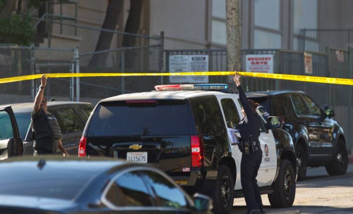 La policía de Los Ángeles acordonó la escuela secundaria Belmont en Los Ángeles AP