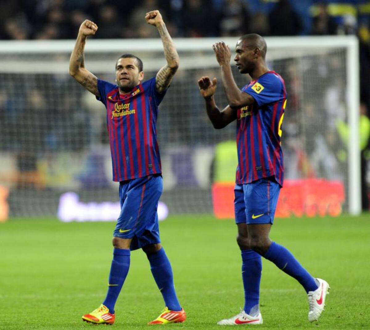 Dani Alves (izquierda) junto a Eric Abidal, cuando el último jugaba para el Barcelona. AFP JAVIER SORIANO