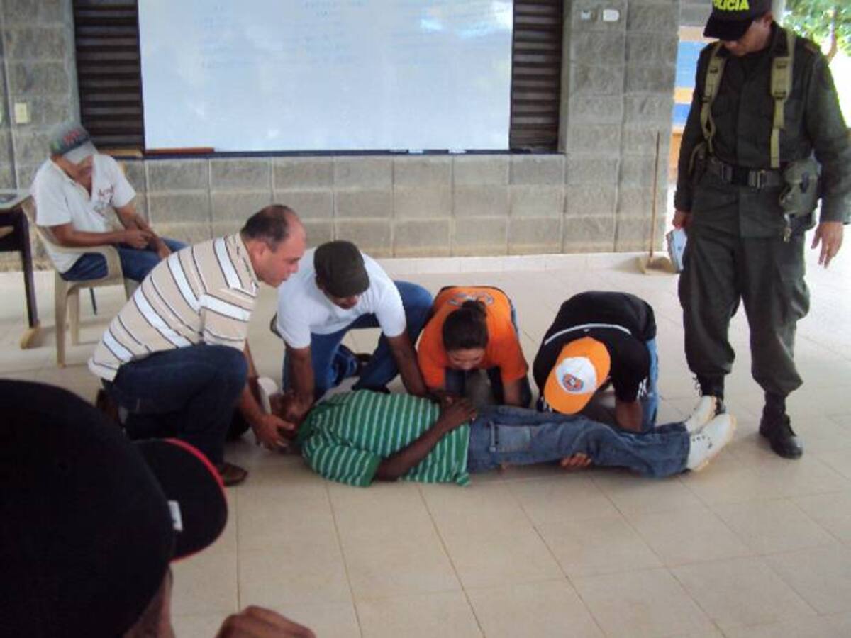 La Policía comunitaria y la Defensa Civil en la capacitación sobre primeros auxilios.