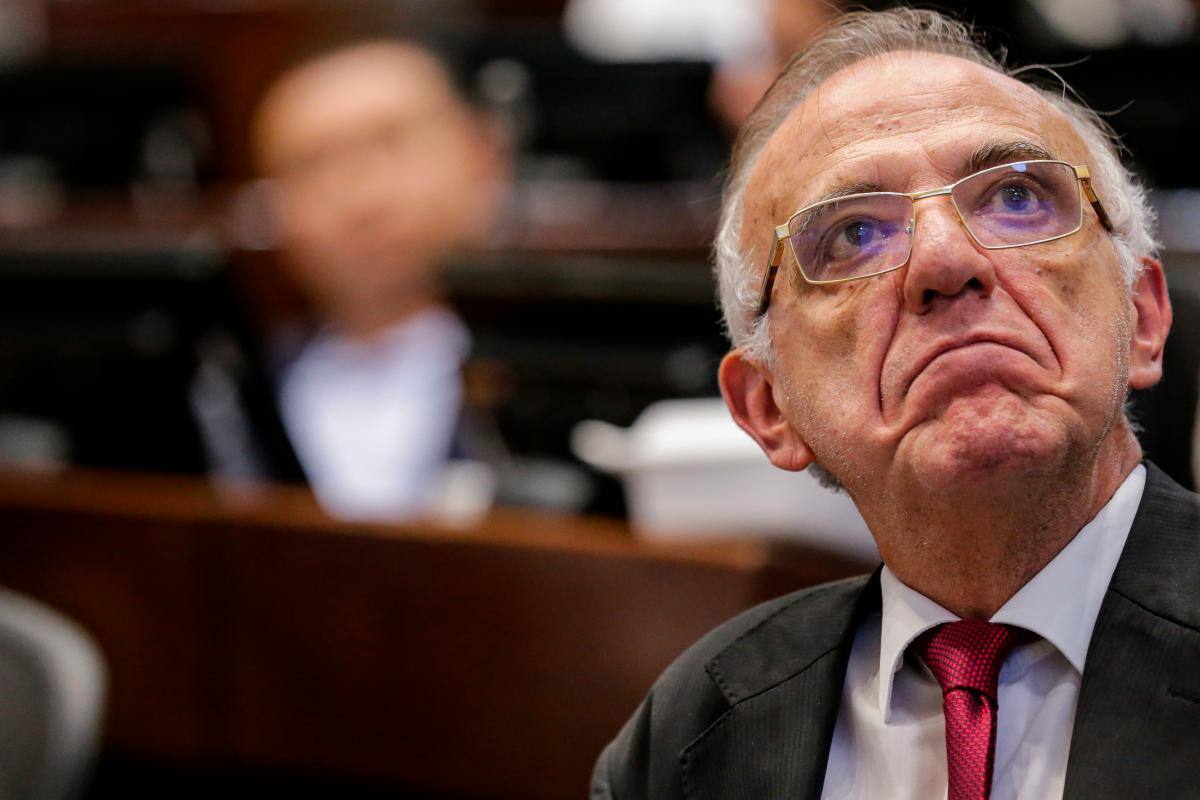 Con cifras, Mindefensa Velásquez niega desmoralización en las tropas