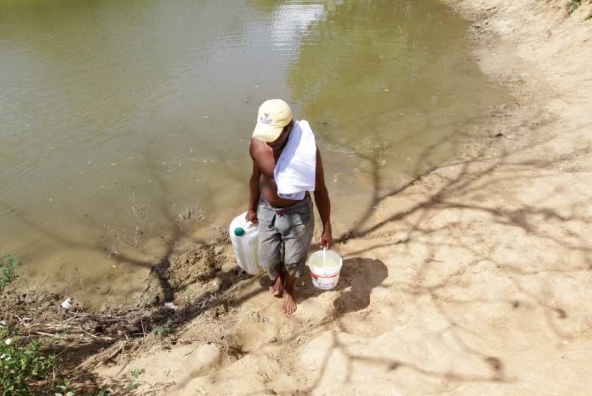 De esta poza extraen el agua en Zipacoa, en épocas de desabastecimiento. La comunidad asegura que aunque sabe que no está en óptimas condiciones, la usan para cocinar, beber, lavar y bañarse. Julio Castaño-El Universal