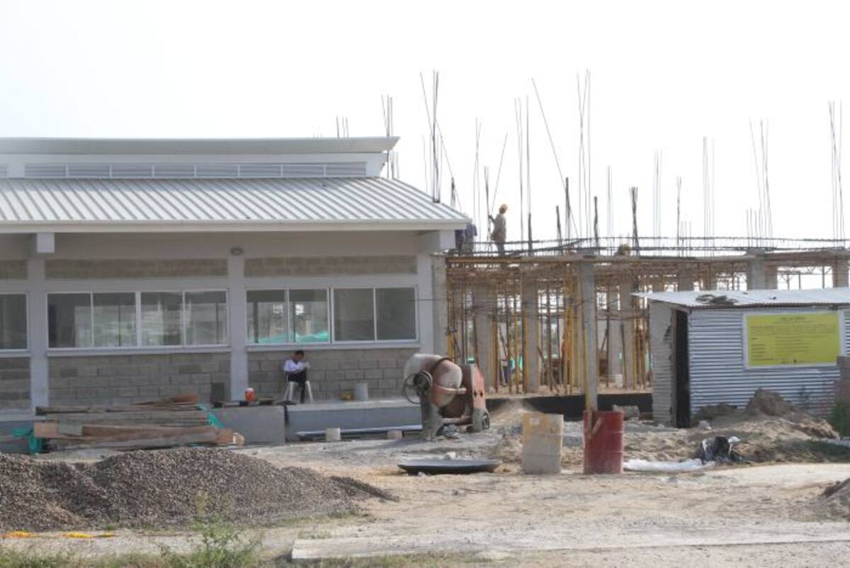 Varias de las zonas de la institución siguen en construcción y el cerramiento, una de las peticiones de los padres de familia, aún no se construye. ANTONIO CANCHILA GARCÍA - EL UNIVERSAL