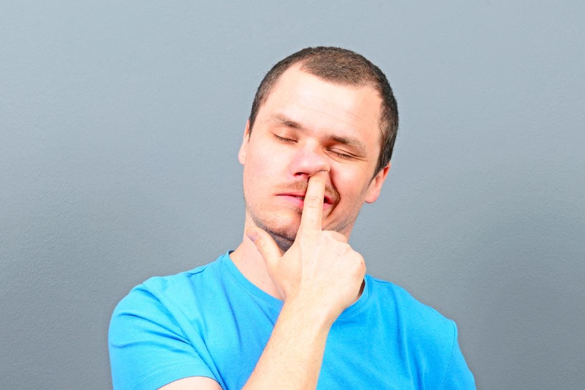 ¿Qué tanto te hurgas la nariz? Podrías aumentar el riesgo de demencia