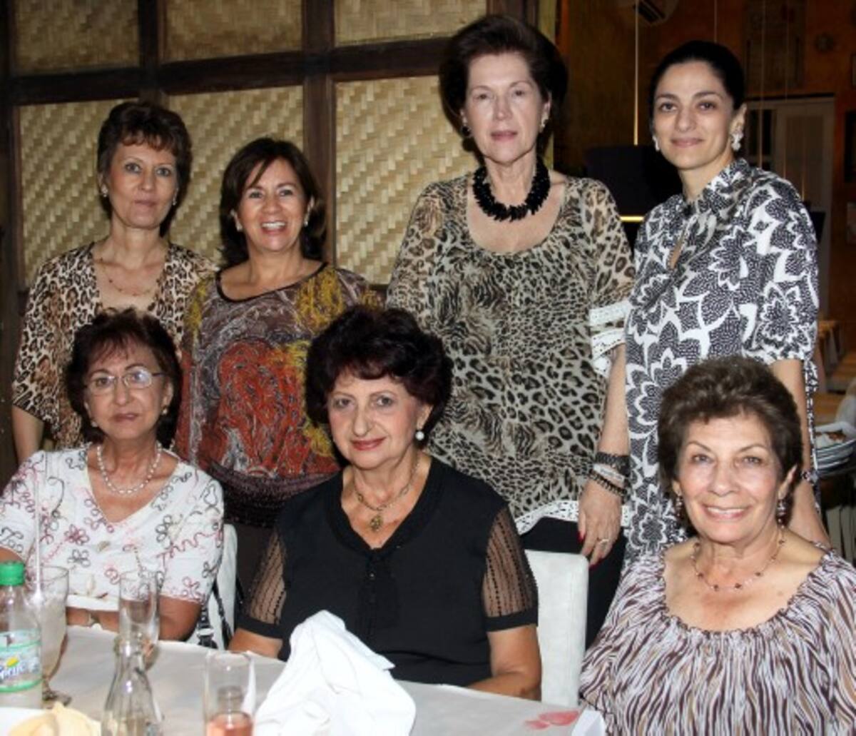 De pie: María Elisa Olarte, María Cristina Casas, Sandra Trujillo de Vélez y Mónica Fadul; sentadas: Rosario de Chaljub, Ivonne de Chaljub y Rafaela González.