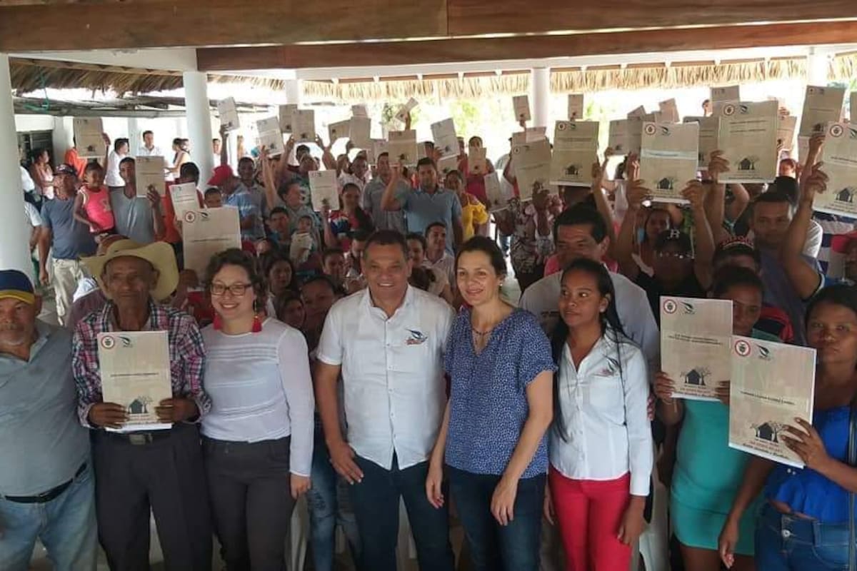 Alcaldía y Usaid entregaron 69 títulos de propiedad a familias de San Jacinto