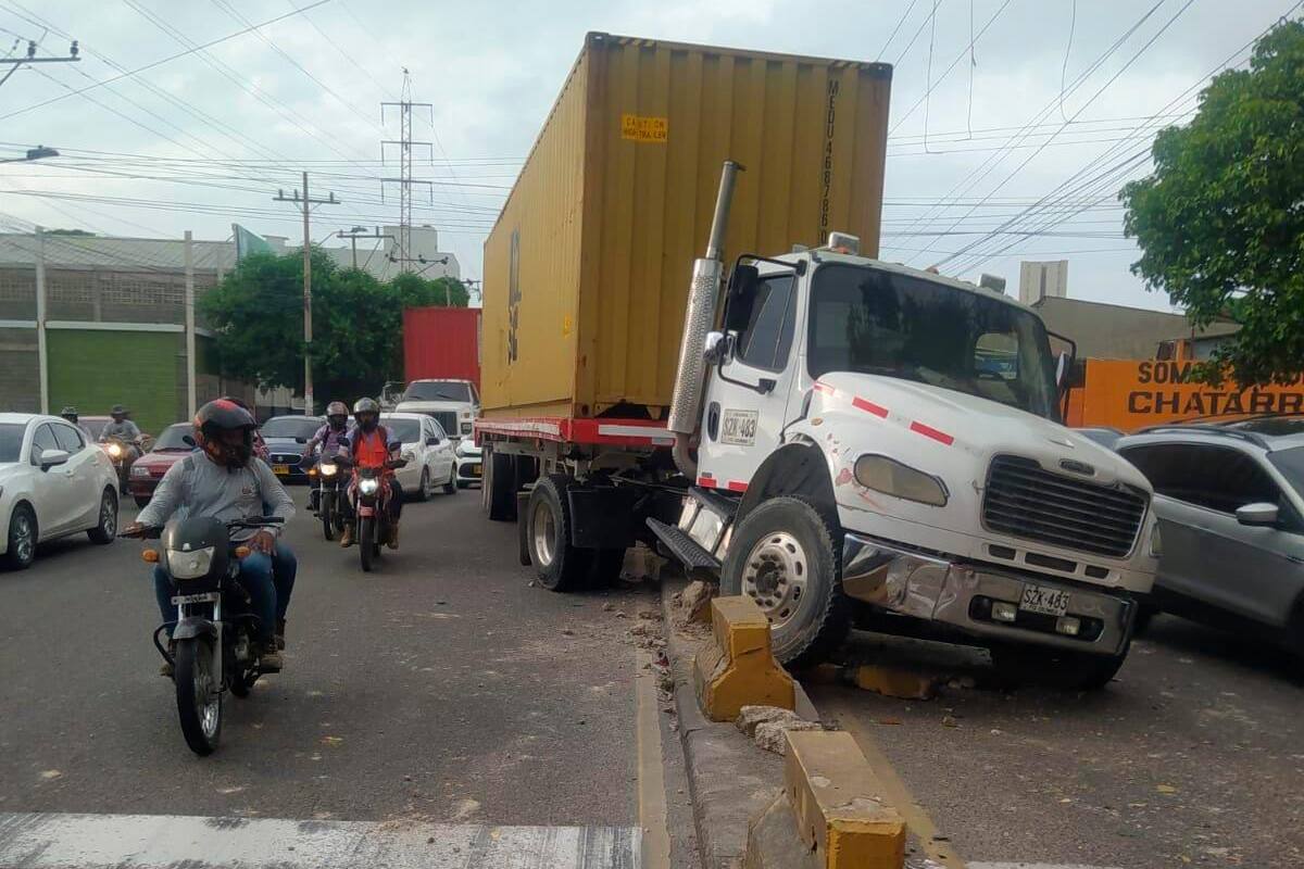 ¡Atención! Fuerte trancón en la Crisanto Luque por una tractomula accidentada