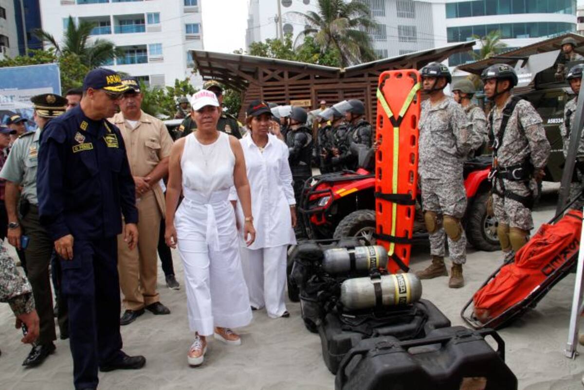 El acto protocalorario, realizado en las playas de Bocagrande, contó con la presencia de la alcaldesa encargada, Yolanda Wong, y distintas autoridades civiles, militares, ambientales y de tránsito. Zenia Valdelamar.