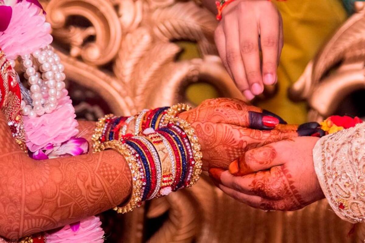 Novio murió en su boda al beber veneno; su esposa está en estado crítico