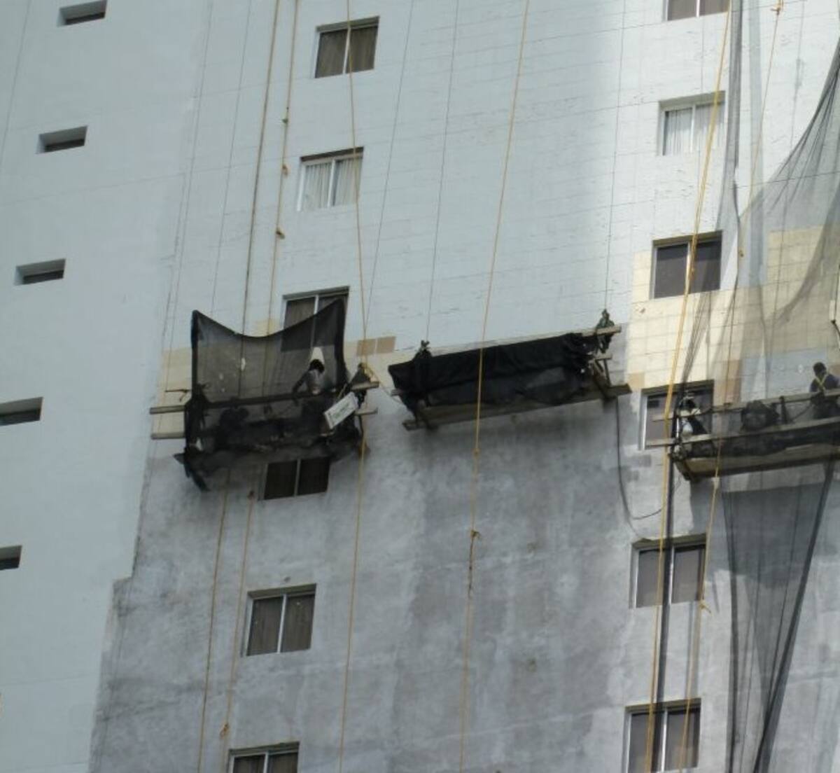 Los trabajos en alturas son de muy alto riesgo, y por ende se requiere que los constructores adopten todas las medidas de protección y normas seguridad social y laboral para sus trabajadores. Foto: Archivo El Universal