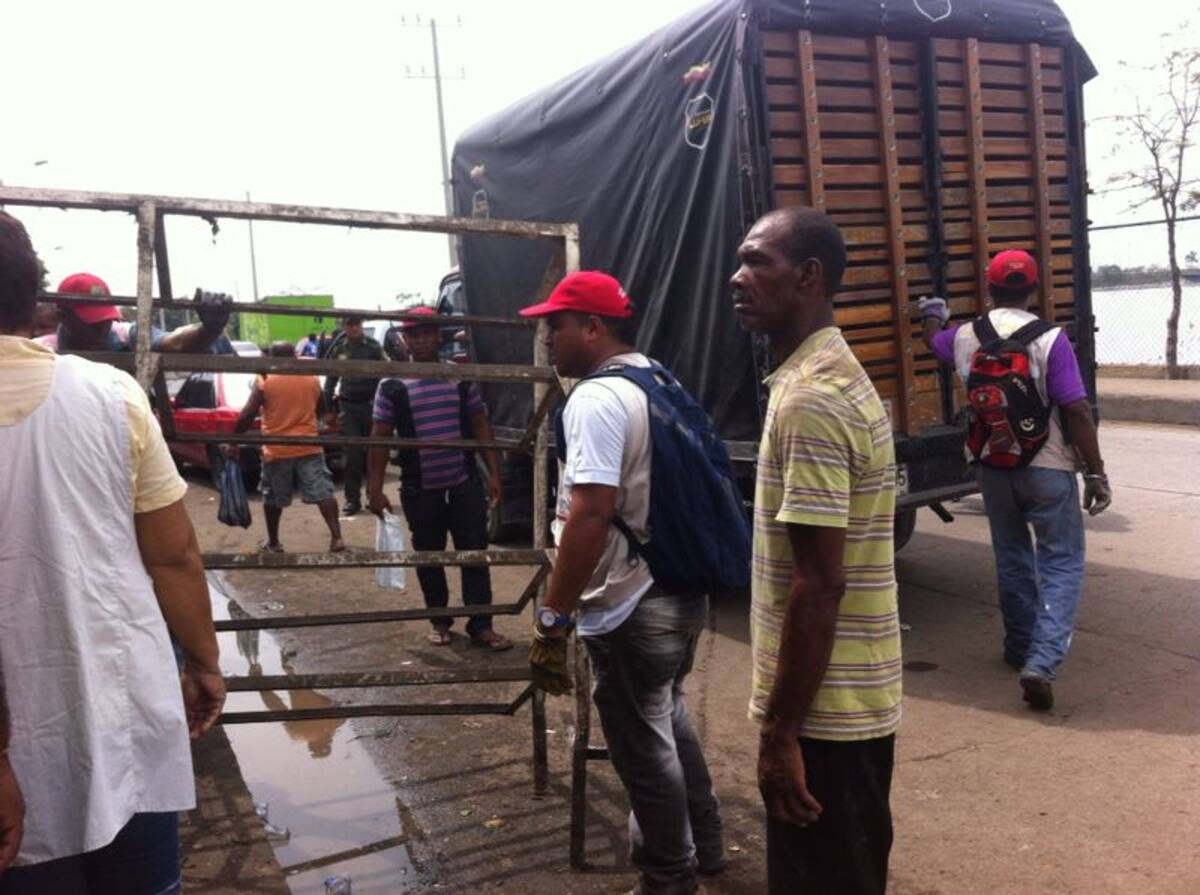 Las autoridades trasladando las estructuras de los puestos de los vendedores informales. EL UNIVERSAL