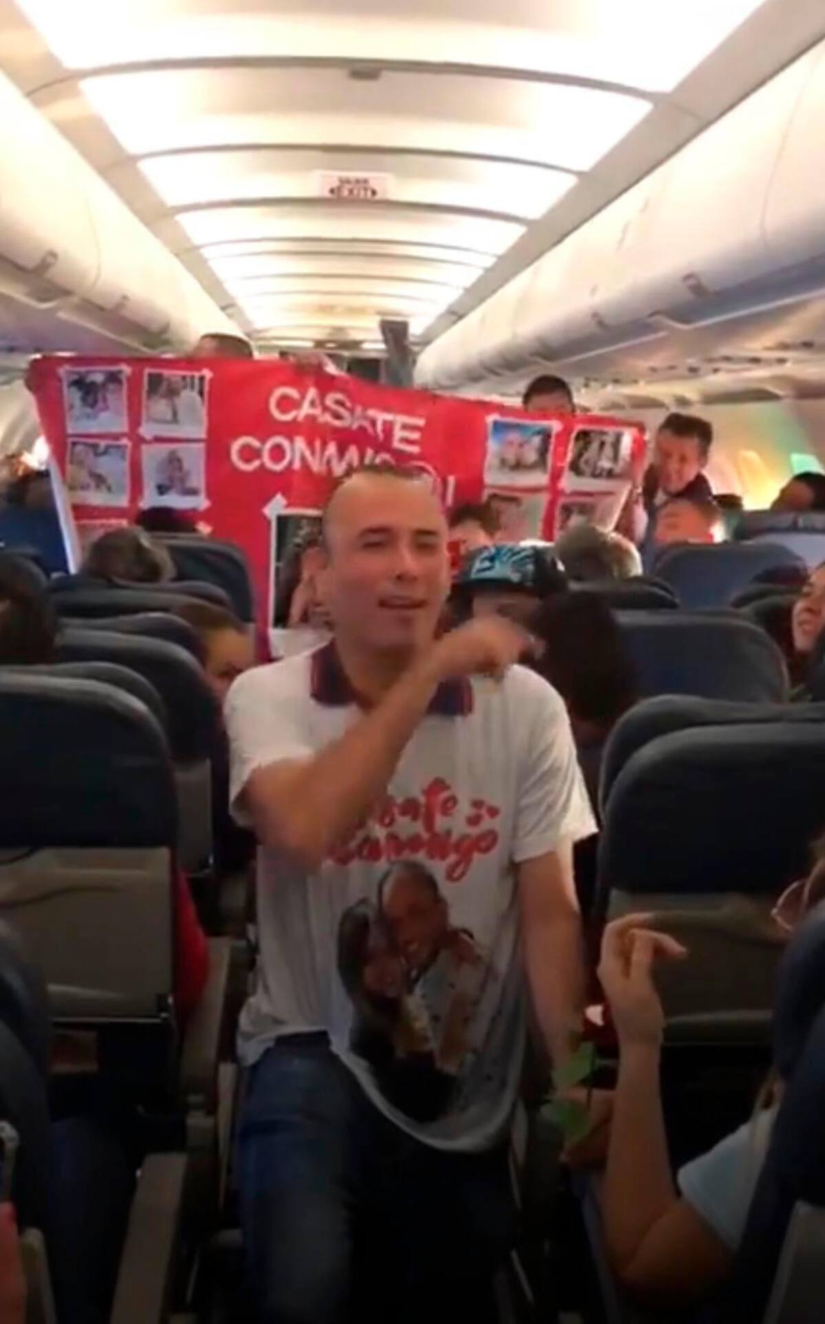 Sergio Vega pidiéndole matrimonio a Paula Durán en un avión.