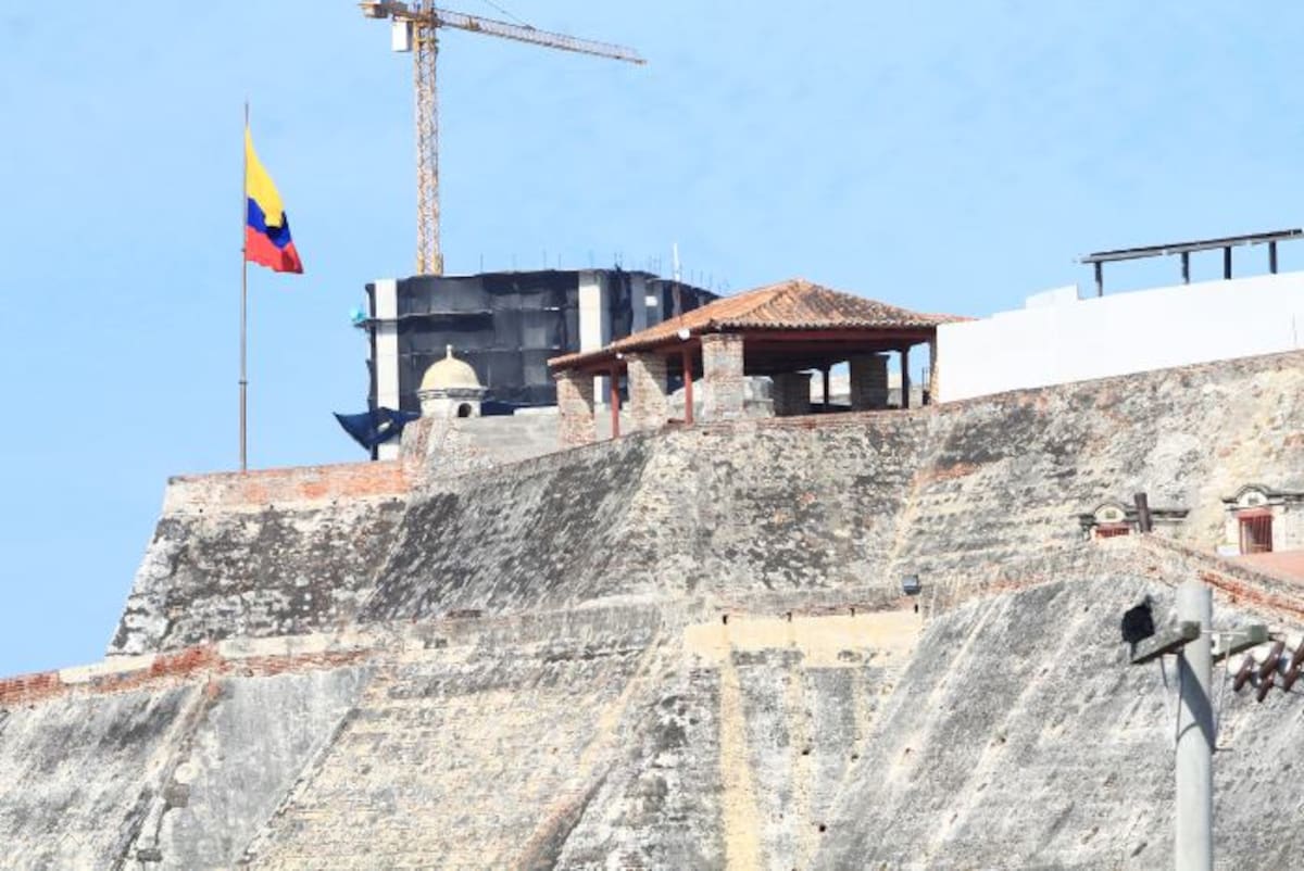 En la imagen se aprecia como la torre de Aquarela afecta el paisaje del Castillo de San Felipe. Julio Castaño.