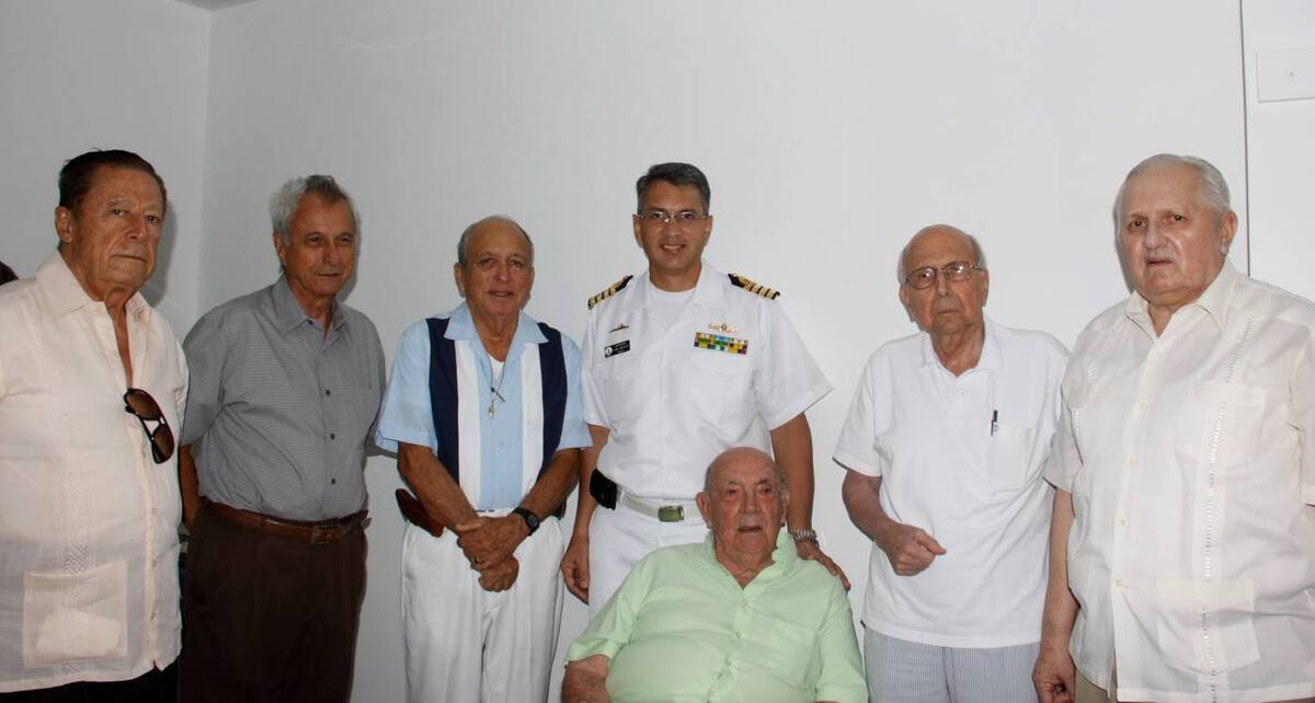 De pie: Guillermo Uribe, Roberto Serrano, Rafael Grau, el director del Hospital Naval, Carlos Del Castillo Ferrer, Héctor Calderón y Holdan Delgado; senta-do: Orlando Lemaitre Torres.
