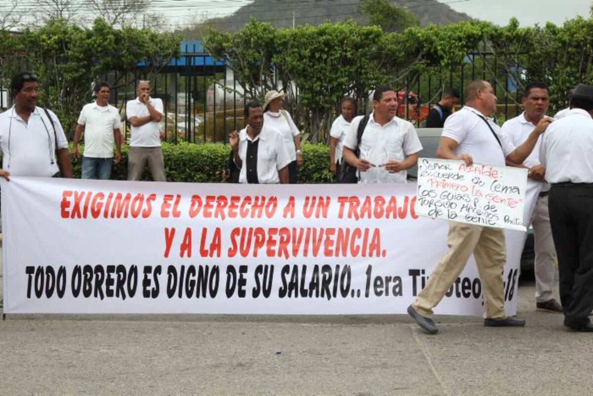 Los manifestantes con distintas pancartas y consignas exigieron su derecho al trabajo. Kailline Giraldo Bejarano