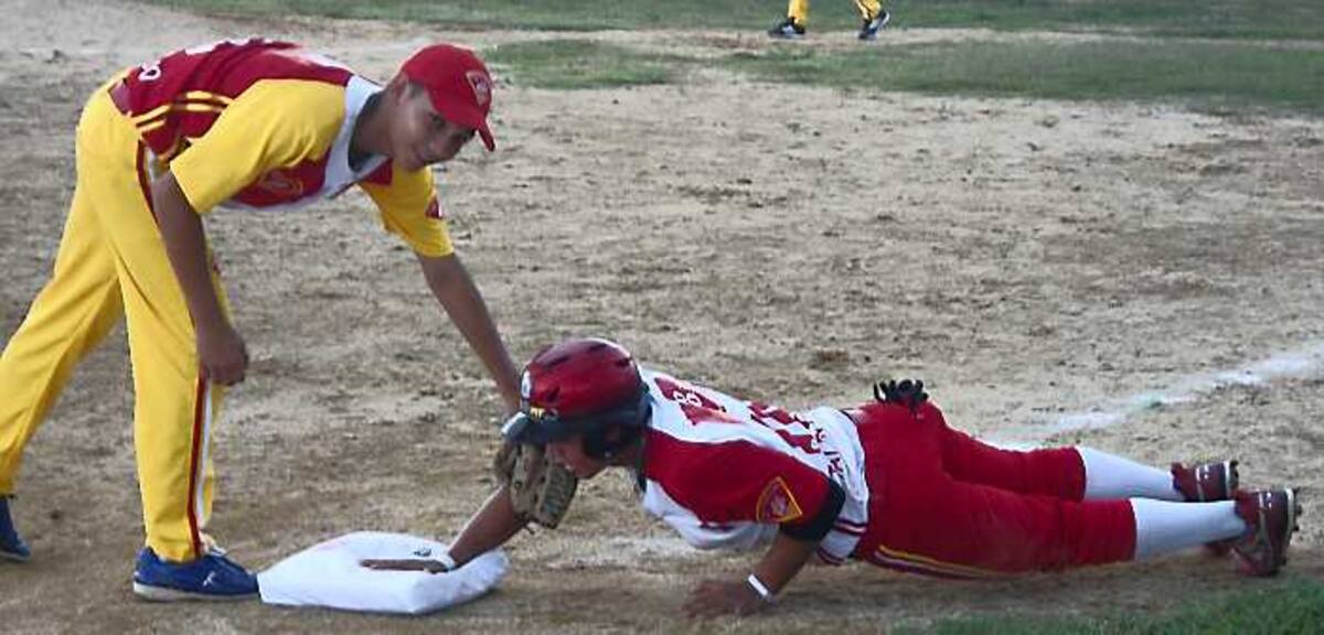 Emocionantes jugadas se siguen produciendo en la Copa Café Sello Rojo de Béisbol Junior de Córdoba.